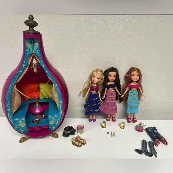 Bratz Genie Magic Bottle Lounge With Dolls Cloe Katia Meygan - Most Accessories - Picture 1 of 12